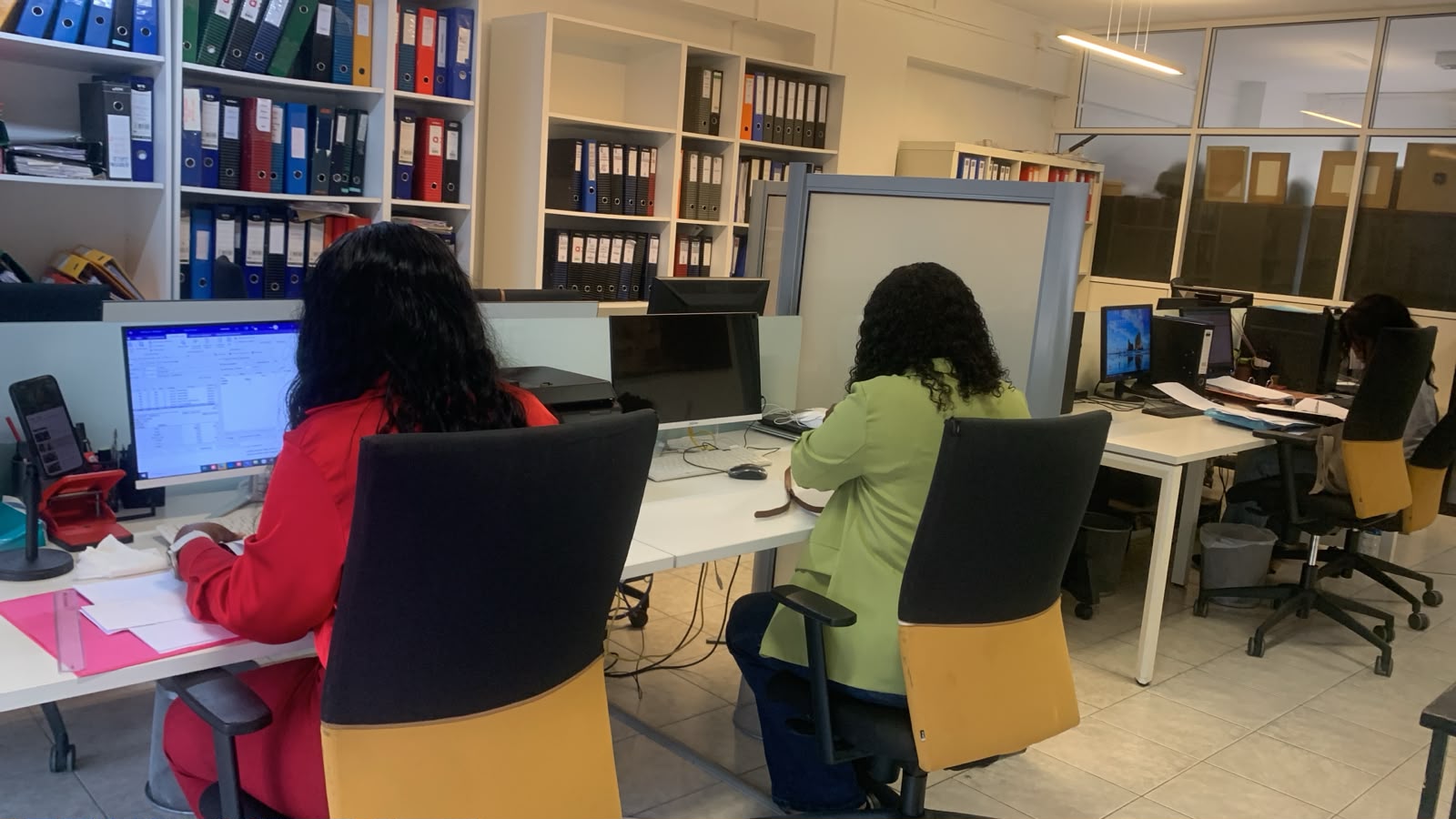 Equipa da ISACONTAS a trabalhar no escritório em Luanda